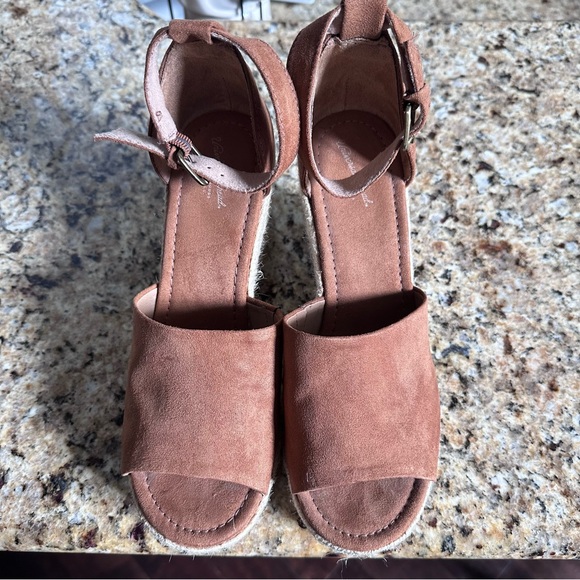 Universal Thread Cognac Wedges - Size 7.5 - Picture 2 of 4